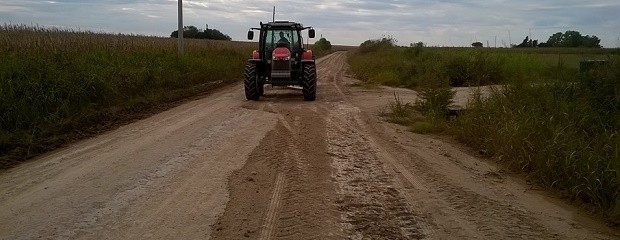 Productores trabajan en el arreglo de caminos rurales 