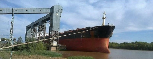 Un buque arribó al puerto de Diamante para cargar soja