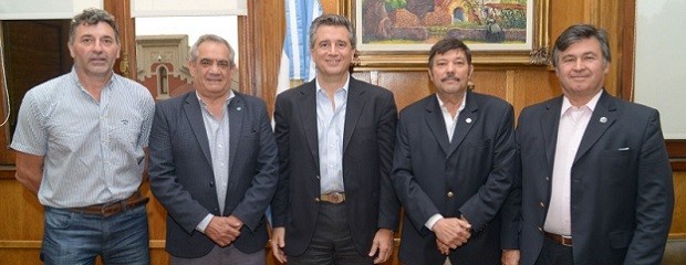 Etchevehere propuso estar en el mismo lado del mostrador
