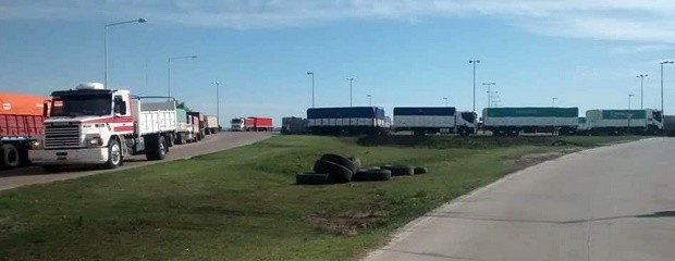 Transportistas de carga iniciaron paro indeterminado