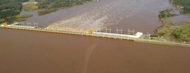 Salto Grande redujo el paso de agua por sus exclusas