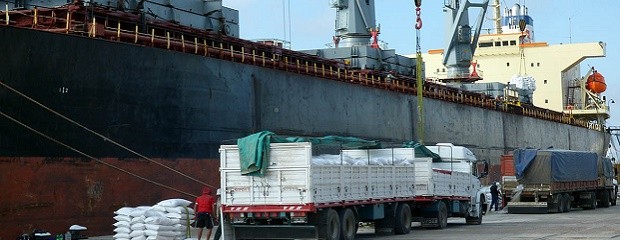 Siete ultramarinos cargaron en el puerto uruguayense