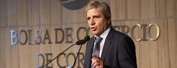 Caputo: Las retenciones de soja y maíz bajarían en un año